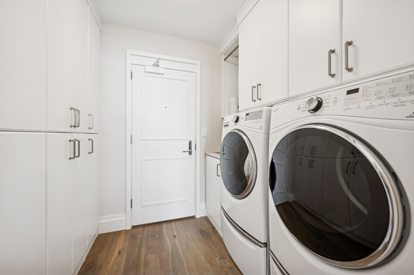 Chicago, Illinois 60611, United States, 3 Bedrooms Bedrooms, ,4 BathroomsBathrooms,Residential,Active,204115