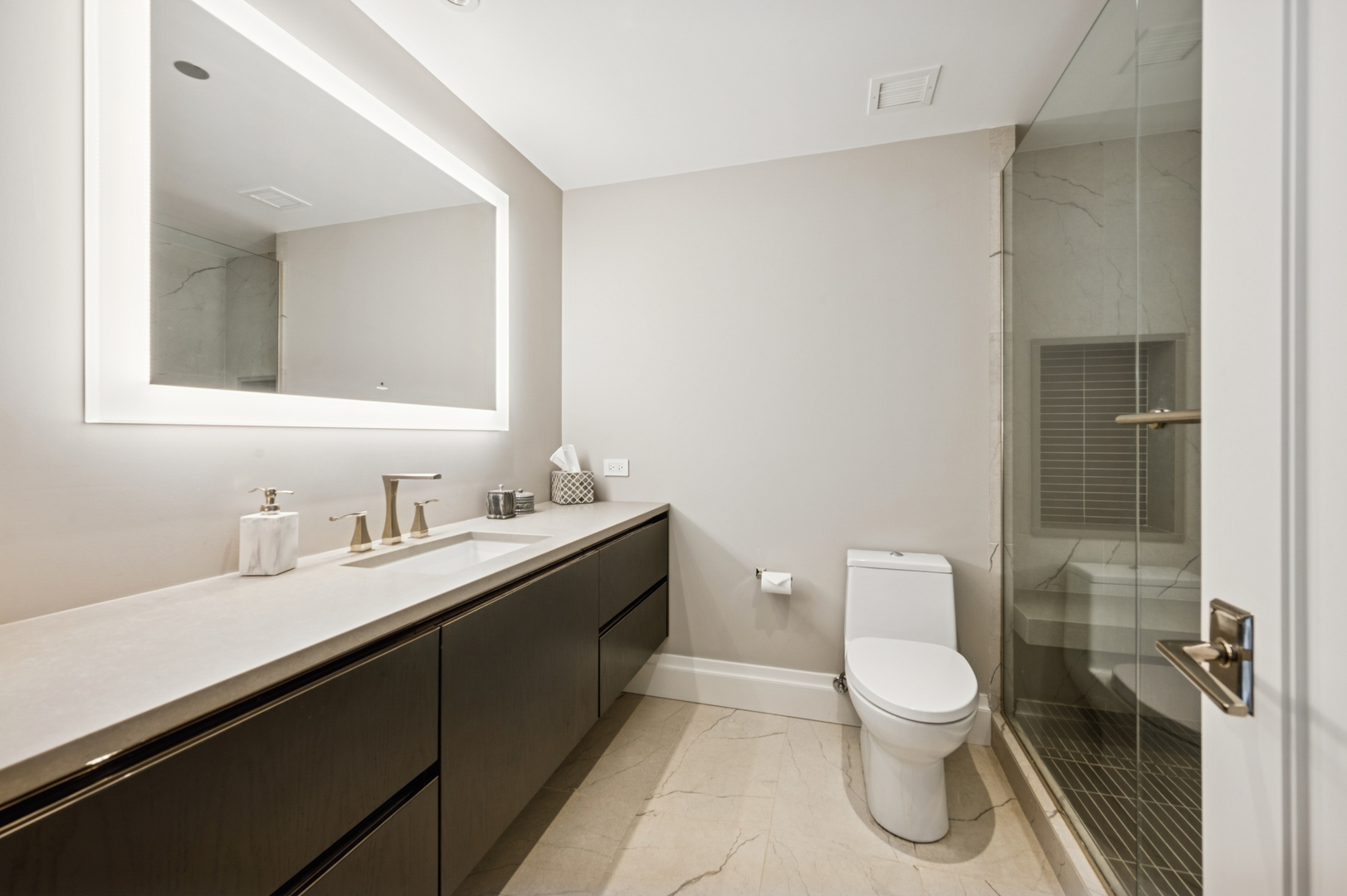 Chicago, Illinois 60611, United States, 3 Bedrooms Bedrooms, ,4 BathroomsBathrooms,Residential,Active,204115