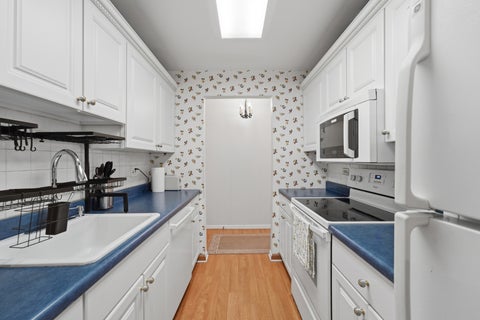 Tiny photo for 2500 Windsor Mall #2D, Park Ridge, IL 60068 (MLS # 12745385)