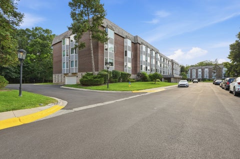 Tiny photo for 2500 Windsor Mall #2D, Park Ridge, IL 60068 (MLS # 12745385)