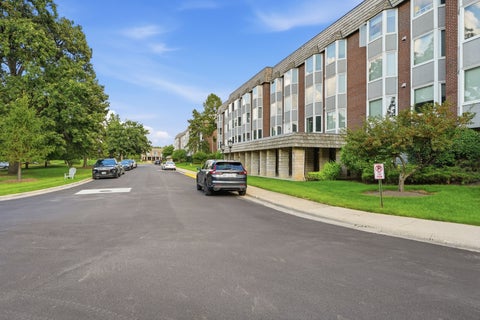 Tiny photo for 2500 Windsor Mall #2D, Park Ridge, IL 60068 (MLS # 12745385)