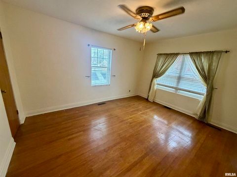 Tiny photo for 935 E McCord Street, Centralia, IL 62801 (MLS # EB460536)