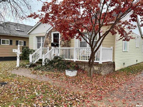 Photo of 935 E McCord Street, Centralia, IL 62801 (MLS # EB460536)