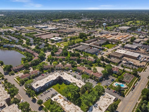 Tiny photo for 924 S Lake Court #105, Westmont, IL 60559 (MLS # 12756597)