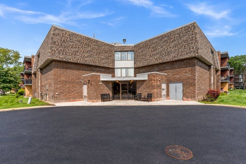 Photo of 924 S Lake Court #105, Westmont, IL 60559 (MLS # 12756597)
