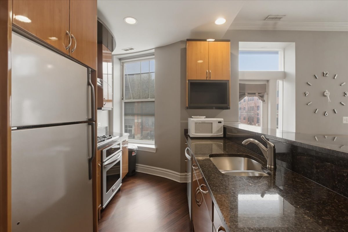 36 S ASHLAND Avenue 202