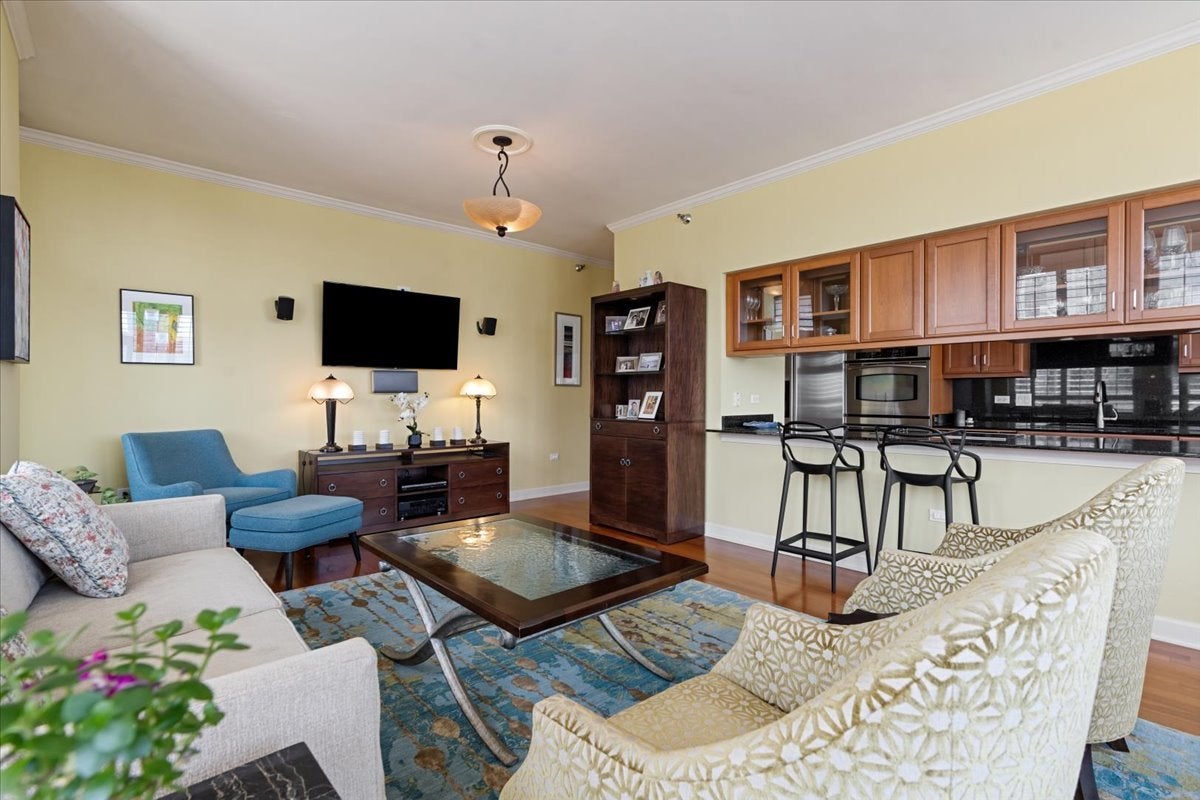 1335 S Prairie Avenue 906