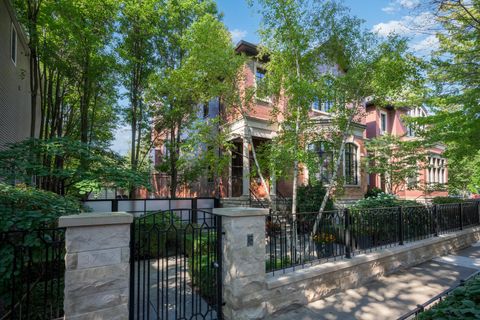 Photo of 3752 N JANSSEN Street, Chicago, IL 60613 (MLS # 12461021)