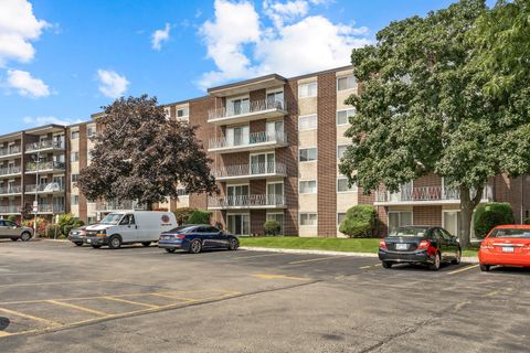 Tiny photo for 2900 Maple Avenue #17E, Downers Grove, IL 60515 (MLS # 12440471)