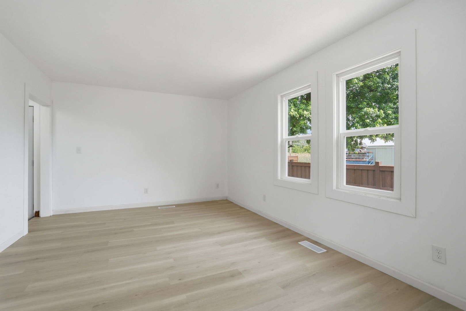 635 8th Avenue W