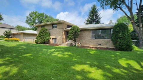 Photo of 1030 W Kenilworth Avenue, Palatine, IL 60067 (MLS # 12700414)