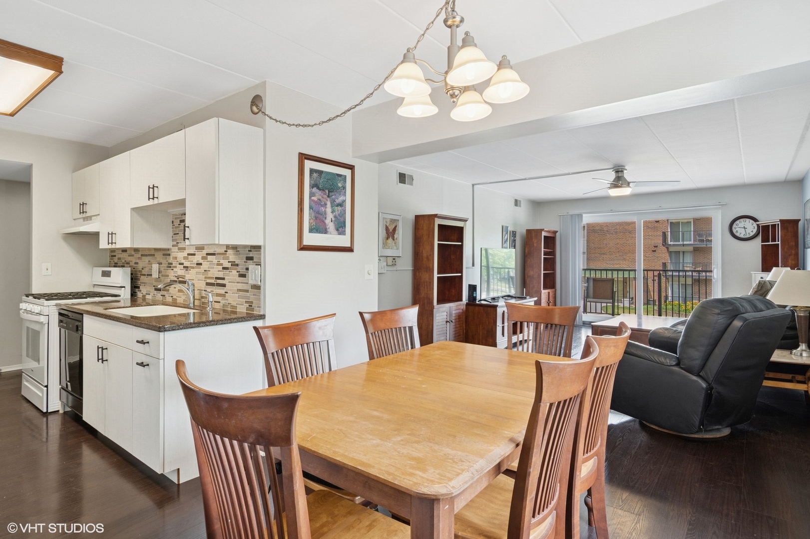 5S040 Pebblewood Lane E201