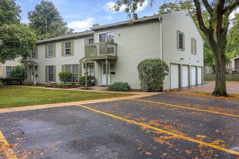 Tiny photo for 1694 Farragut Court #A, Wheaton, IL 60189 (MLS # 12489128)