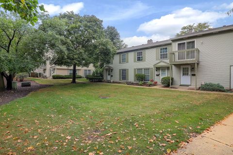 Tiny photo for 1694 Farragut Court #A, Wheaton, IL 60189 (MLS # 12489128)