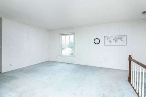 Tiny photo for 1694 Farragut Court #A, Wheaton, IL 60189 (MLS # 12489128)