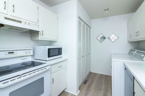 Tiny photo for 1694 Farragut Court #A, Wheaton, IL 60189 (MLS # 12489128)