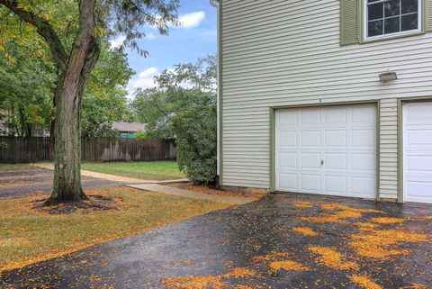 Tiny photo for 1694 Farragut Court #A, Wheaton, IL 60189 (MLS # 12489128)