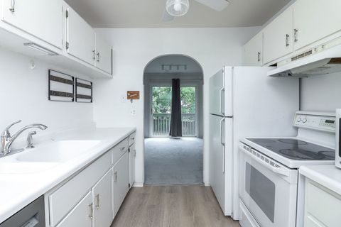 Tiny photo for 1694 Farragut Court #A, Wheaton, IL 60189 (MLS # 12489128)