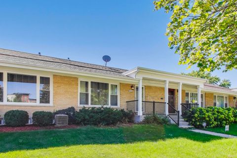 Tiny photo for 3419 W Pratt Avenue, Lincolnwood, IL 60712 (MLS # 12473471)