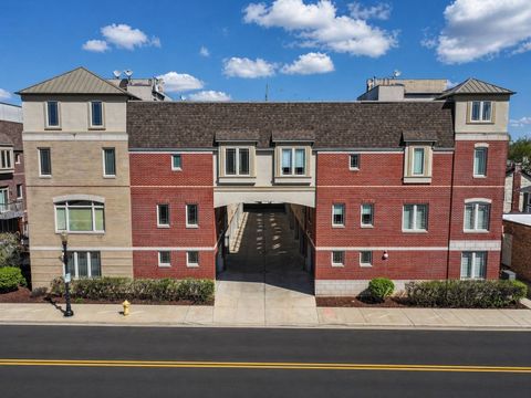 Photo of 922 Warren Avenue #103, Downers Grove, IL 60515 (MLS # 12620566)