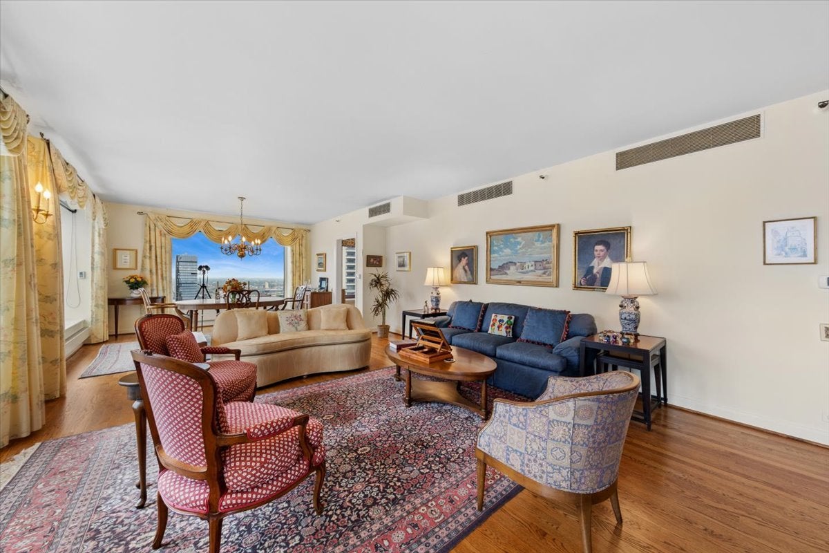 161 E Chicago Avenue 40DE