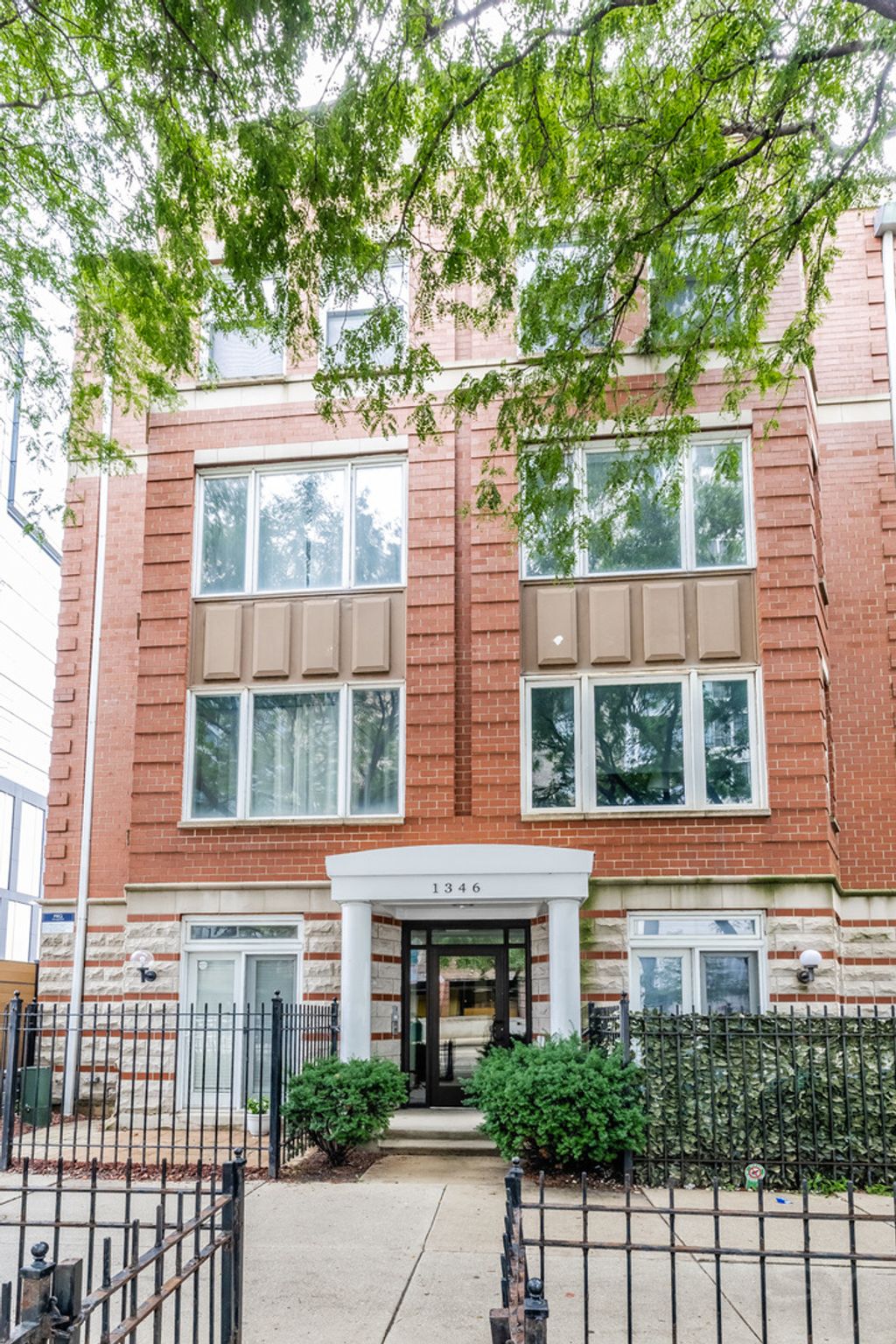 Photo for 1346 S Wabash Avenue #A, Chicago, IL 60605 (MLS # 12452287)
