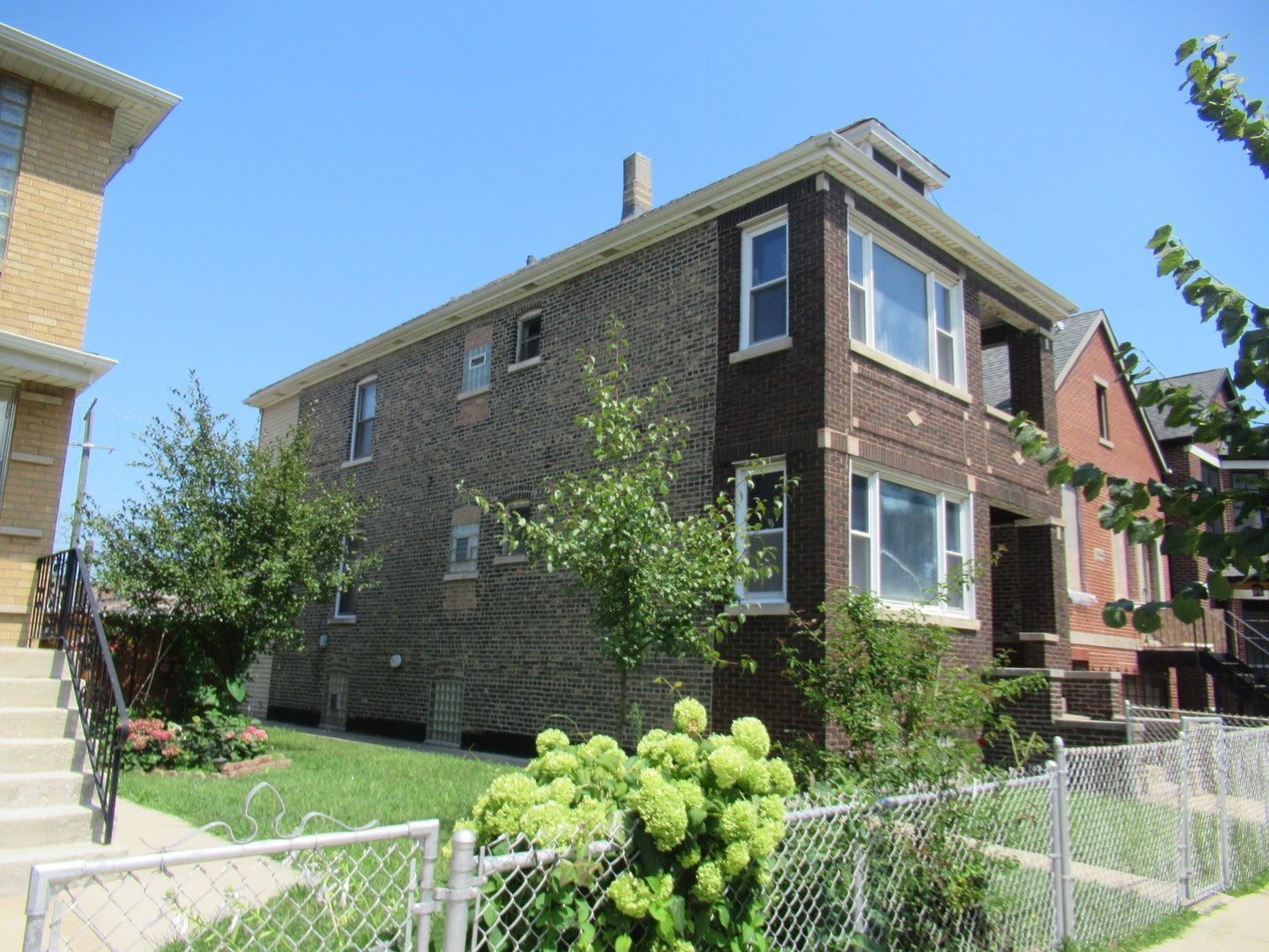 1046 W 34th Place