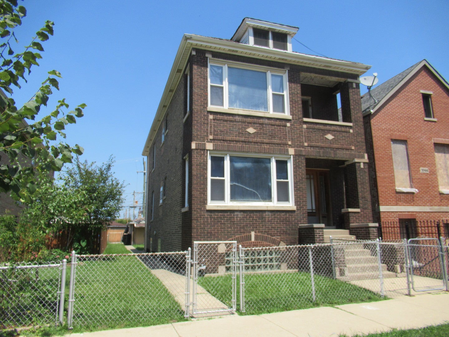 1046 W 34th Place