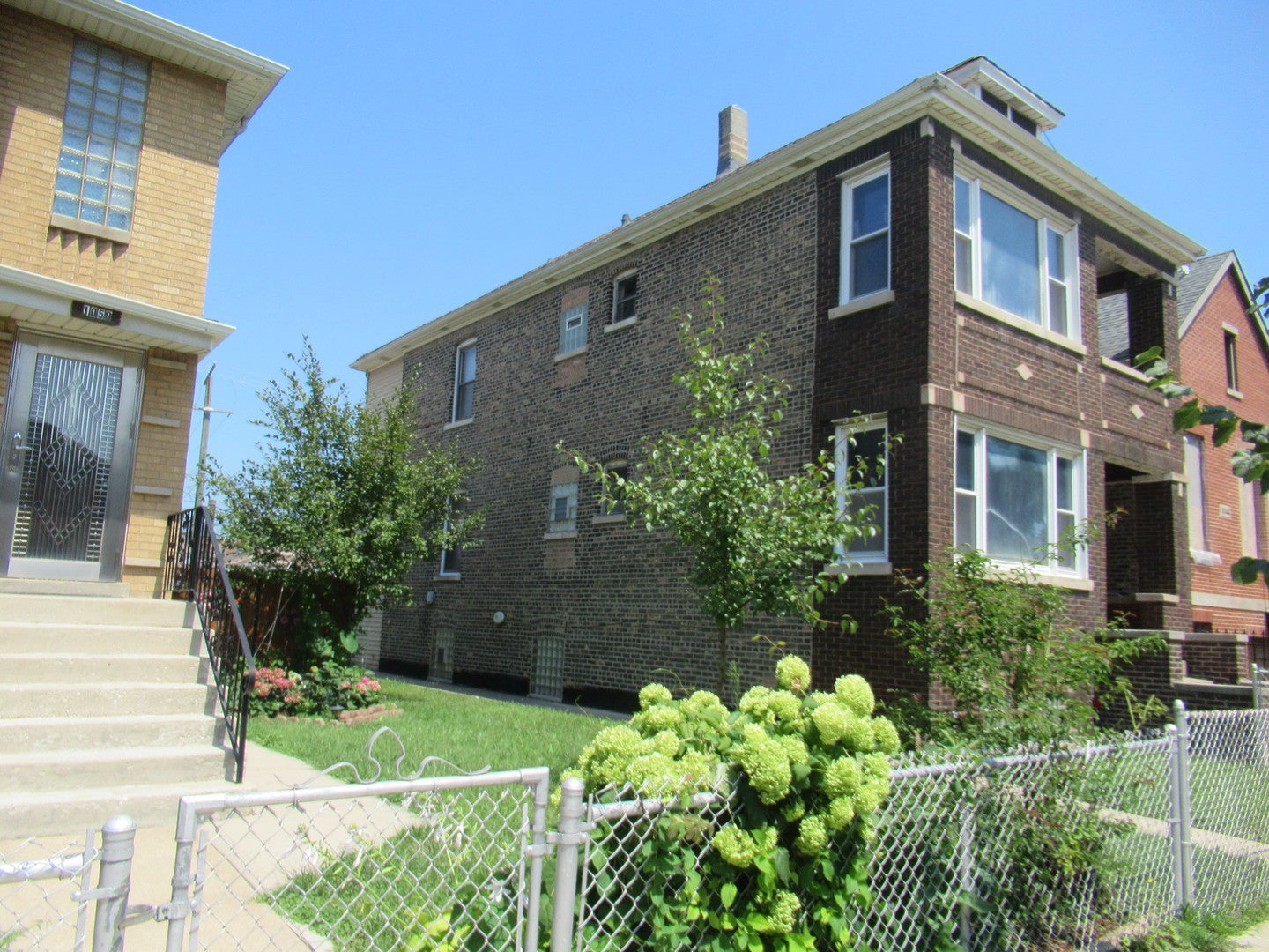 1046 W 34th Place