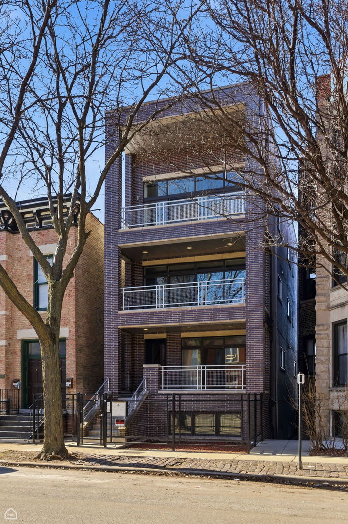 1042 S Oakley Boulevard 3