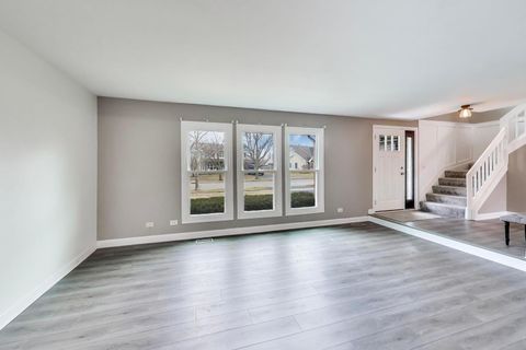 Tiny photo for 344 Timber Oaks Drive, North Aurora, IL 60542 (MLS # 12588489)