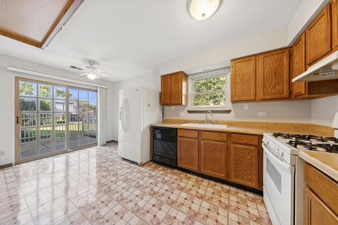 Tiny photo for 8320 Highpoint Circle #8230-F, Darien, IL 60561 (MLS # 12476981)
