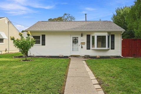 Photo of 347 W 32nd Street, Davenport, IA 52803 (MLS # 12748314)