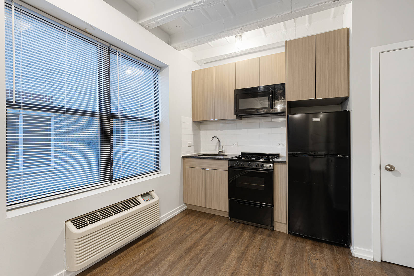 5718 N Winthrop Avenue 207