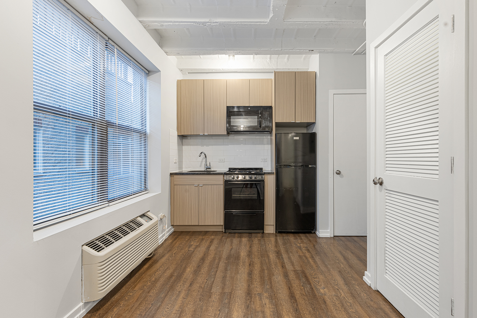 5718 N Winthrop Avenue 207