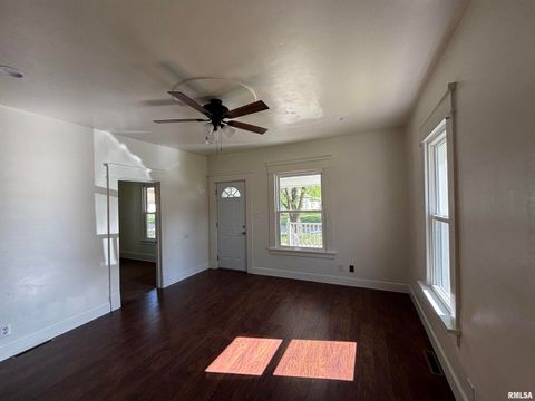 Tiny photo for 1014 E BROADWAY Street, Centralia, IL 62801 (MLS # EB457680)