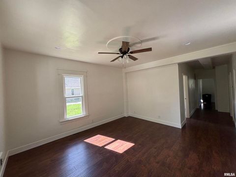 Tiny photo for 1014 E BROADWAY Street, Centralia, IL 62801 (MLS # EB457680)