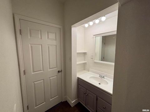 Tiny photo for 1014 E BROADWAY Street, Centralia, IL 62801 (MLS # EB457680)