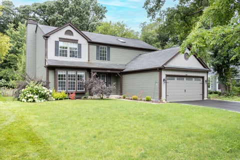 Photo of 1340 Yellowstone Parkway, Algonquin, IL 60102 (MLS # 12689344)