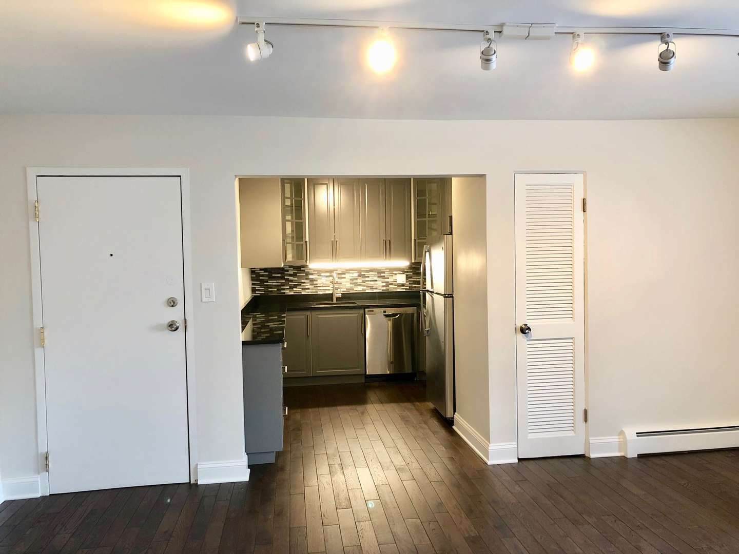 526 W Roscoe Street 1E