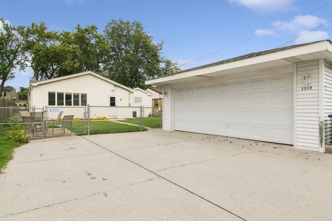 Tiny photo for 1315 Everett Avenue, Des Plaines, IL 60018 (MLS # 12760305)