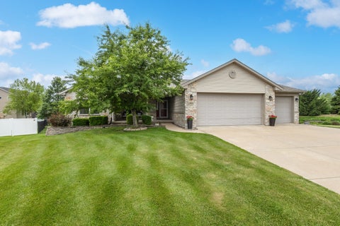Photo of 1903 E 61st Circle, Davenport, IA 52807 (MLS # 12668761)