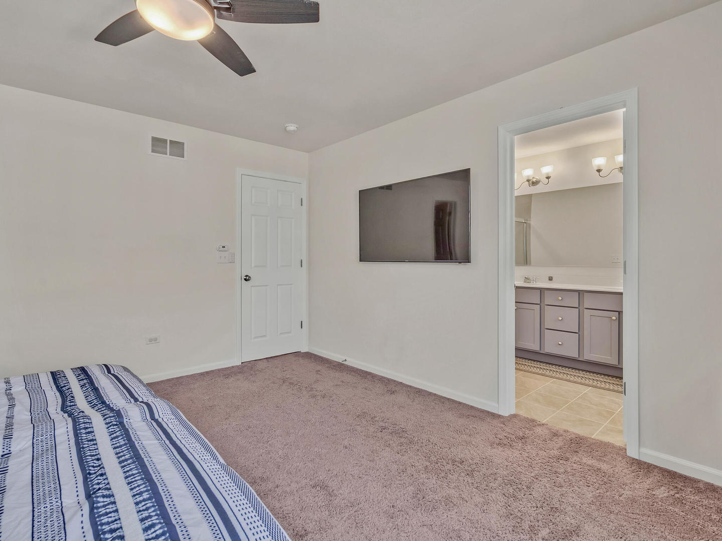 Grayslake, Illinois 60030, United States, 3 Bedrooms Bedrooms, ,3 BathroomsBathrooms,Residential,Active,198306