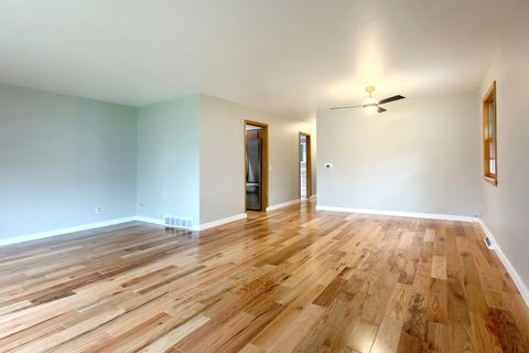 Tiny photo for 914 S Robert Drive, Mount Prospect, IL 60056 (MLS # 12596317)