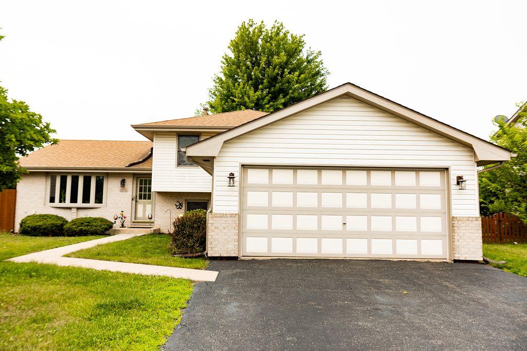 Photo for 6916 Astoria Drive, Plainfield, IL 60586 (MLS # 12417088)