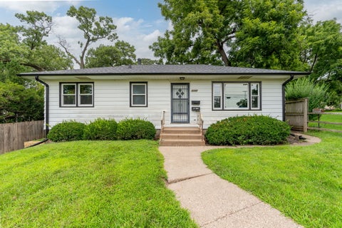 Photo of 630 W Lombard Street, Davenport, IA 52803 (MLS # 12696899)