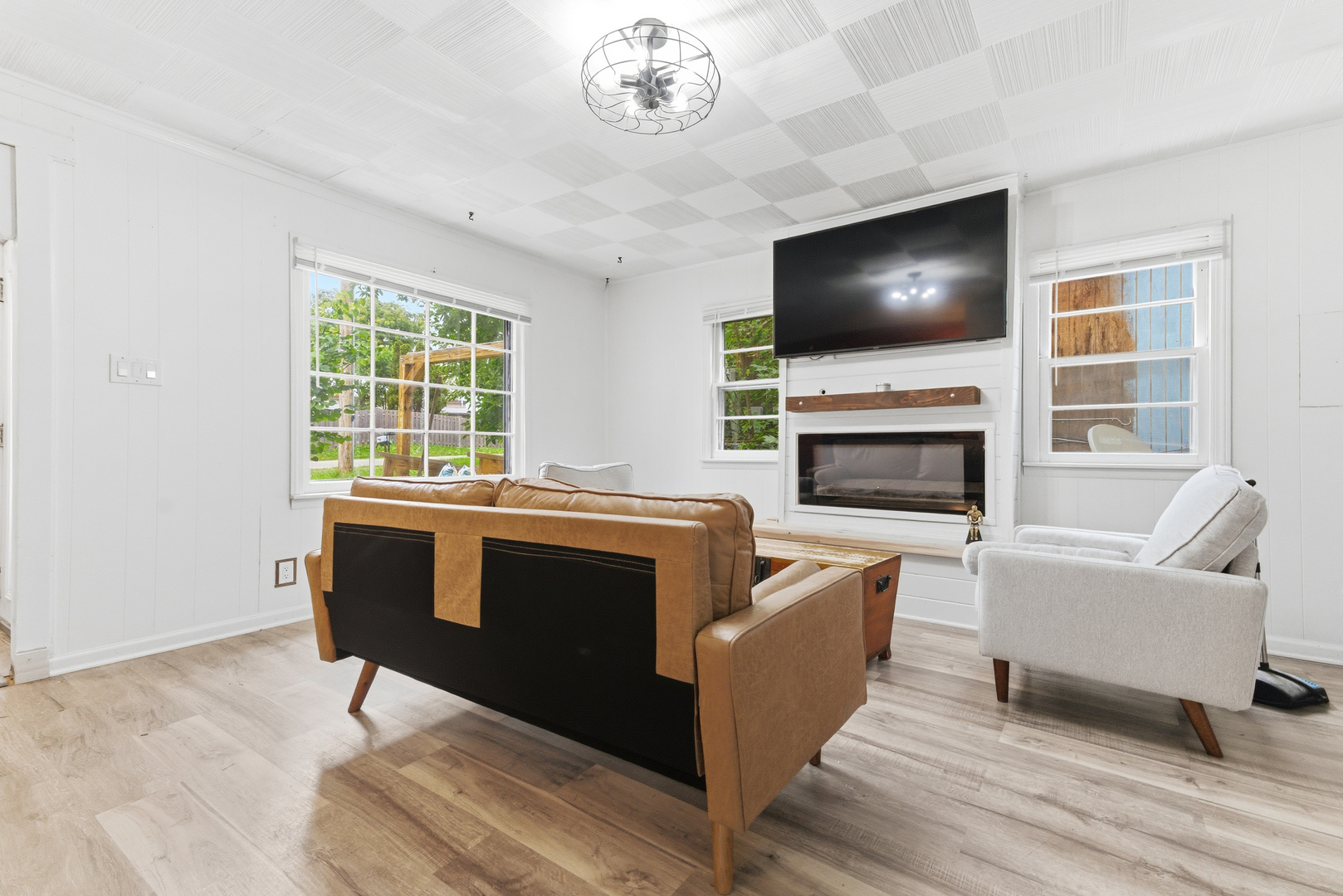 233 E Hawthorne Drive