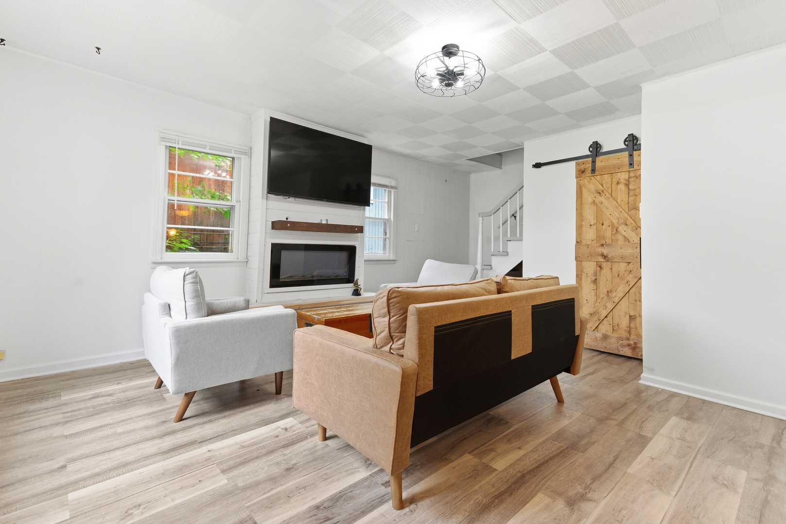 233 E Hawthorne Drive