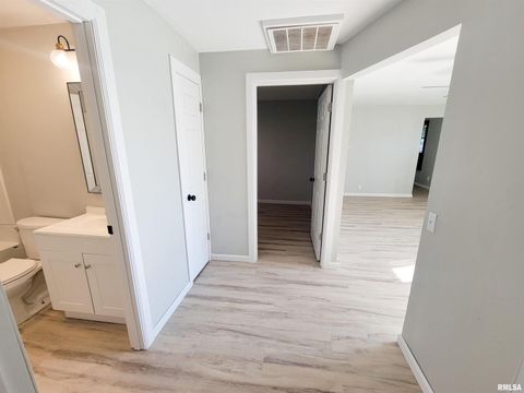 Tiny photo for 306 Bible Street, Flora, IL 62839 (MLS # EB460094)