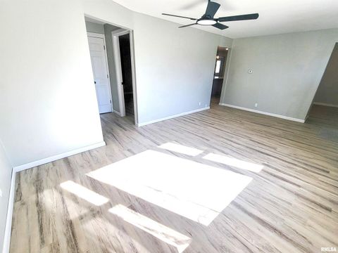 Tiny photo for 306 Bible Street, Flora, IL 62839 (MLS # EB460094)